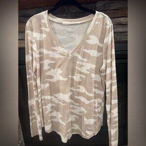 SO Women's Camouflage V-Neck Top Size Medium